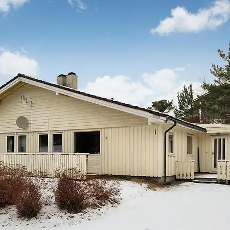 Feriehus 4 Bedroom Lovely In Lundegrend *